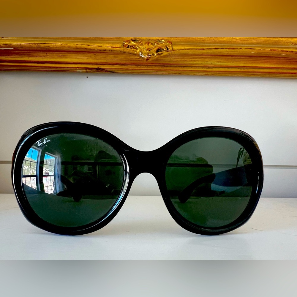 Woman’s ray-ban sunglasses